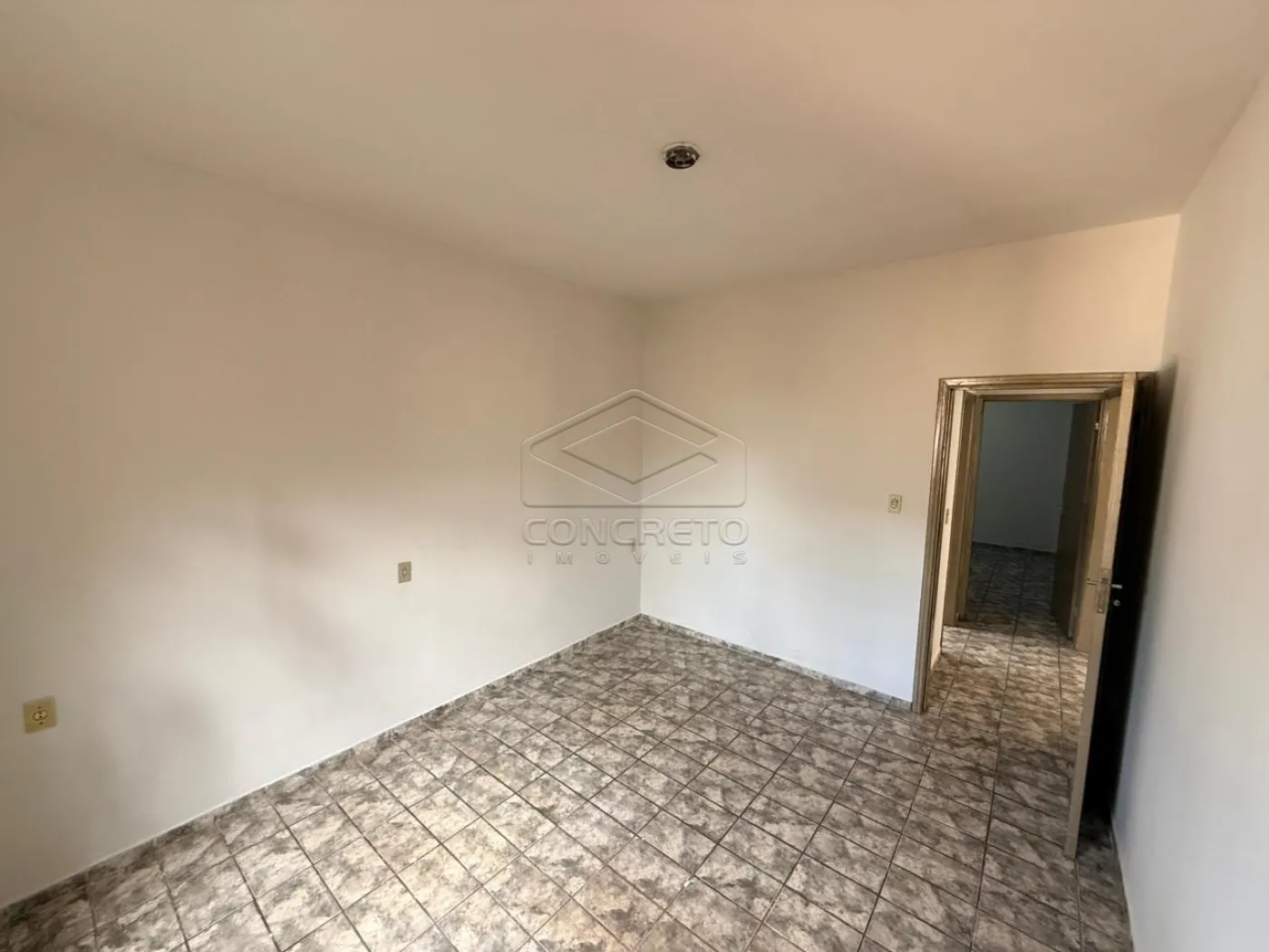Alugar Casa / Padr&atilde;o em Len&ccedil;&oacute;is Paulista R$ 1.300,00 - Foto 2