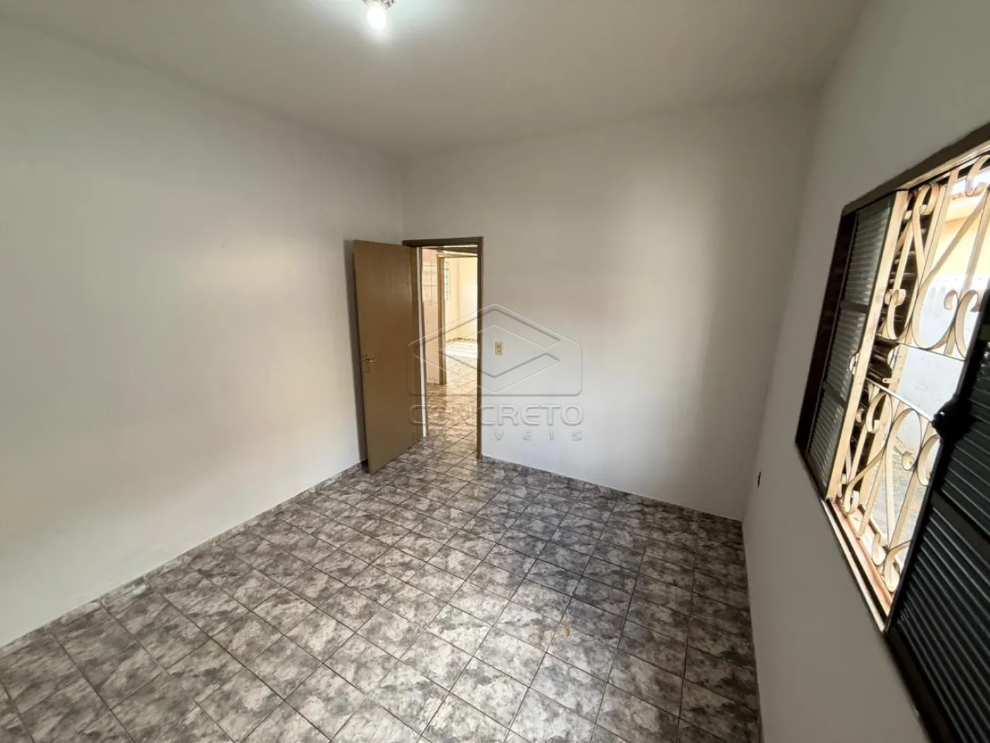 Alugar Casa / Padr&atilde;o em Len&ccedil;&oacute;is Paulista R$ 1.300,00 - Foto 3