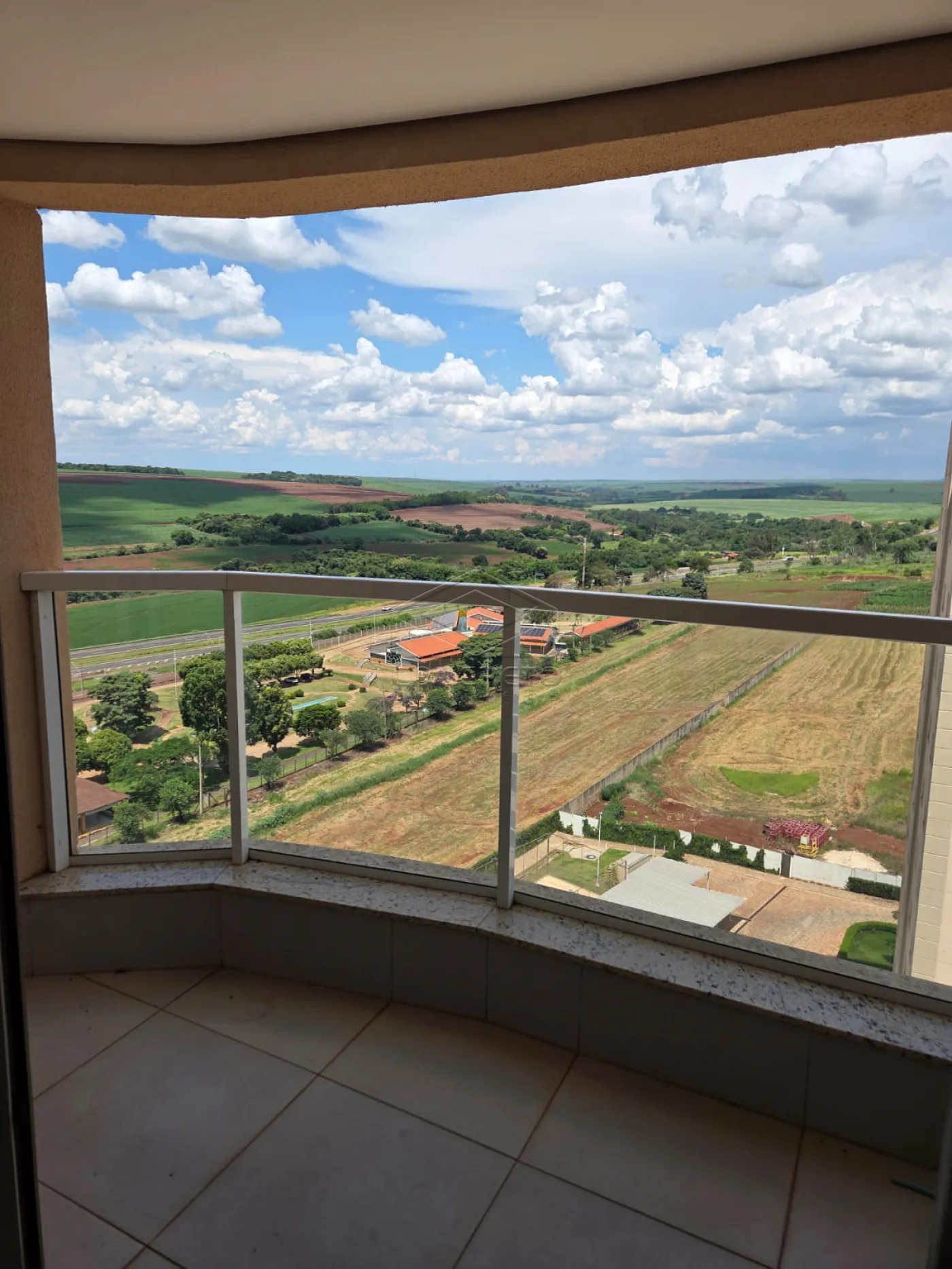 Alugar Apartamento / Padr&atilde;o em Len&ccedil;&oacute;is Paulista R$ 2.800,00 - Foto 1