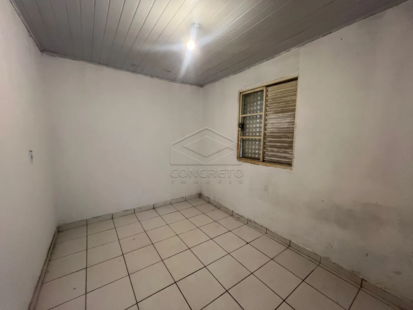 Comprar Casa / Padr&atilde;o em Len&ccedil;&oacute;is Paulista R$ 225.000,00 - Foto 3