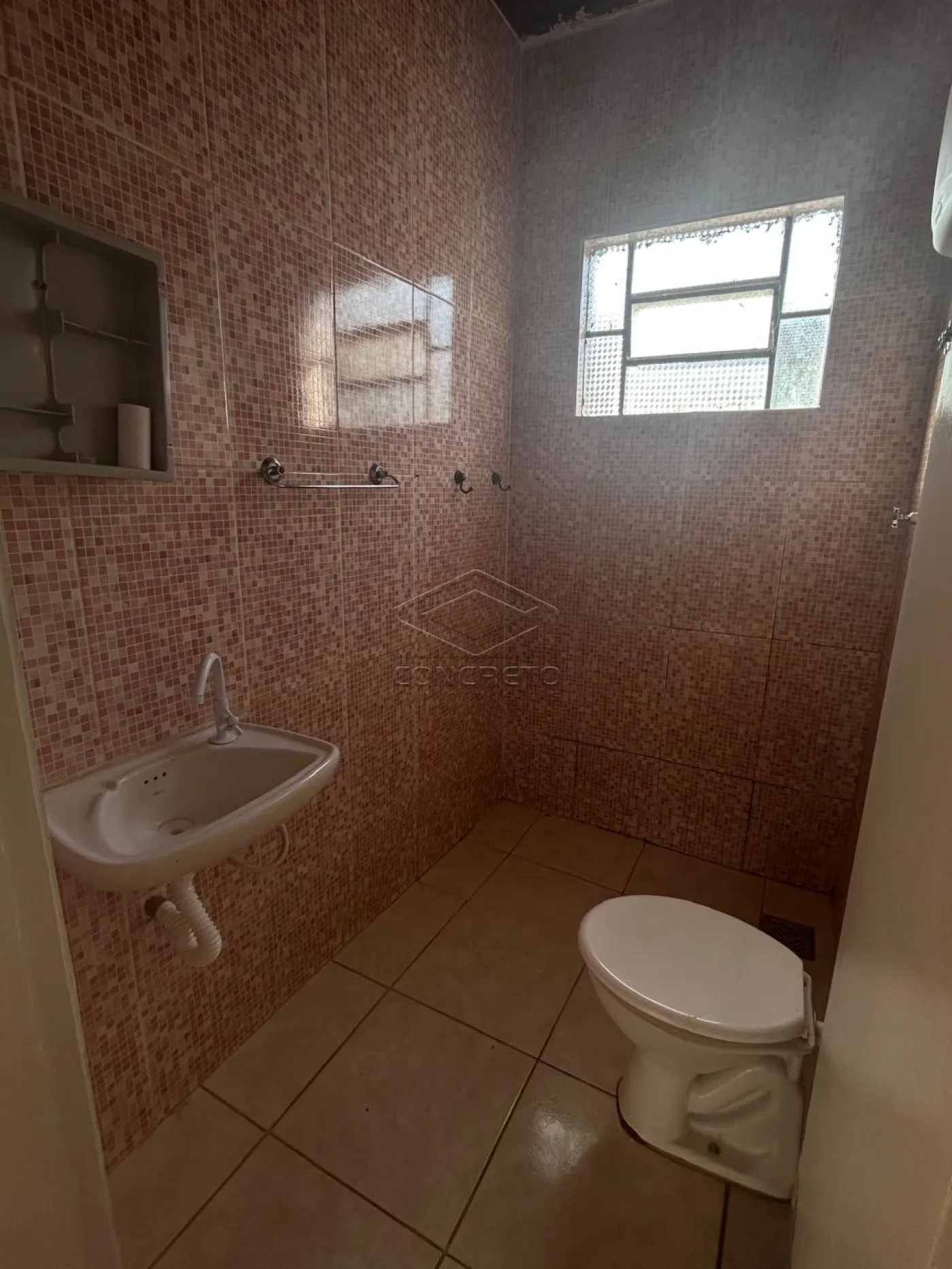 Alugar Casa / Padr&atilde;o em Len&ccedil;&oacute;is Paulista R$ 1.180,00 - Foto 2