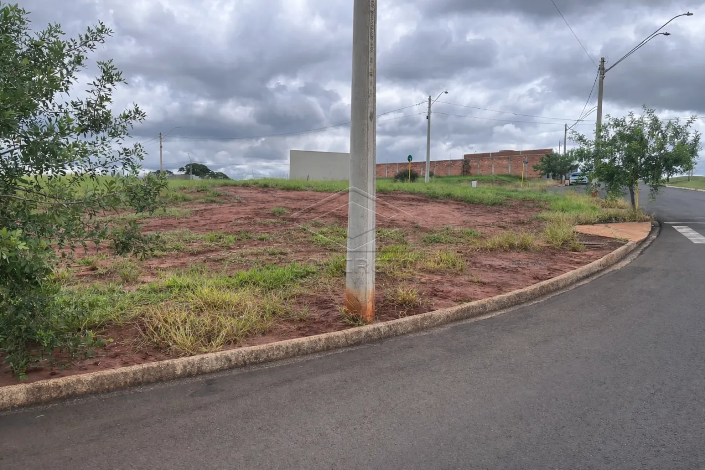 Comprar Terreno / Padr&atilde;o em Len&ccedil;&oacute;is Paulista R$ 175.000,00 - Foto 2