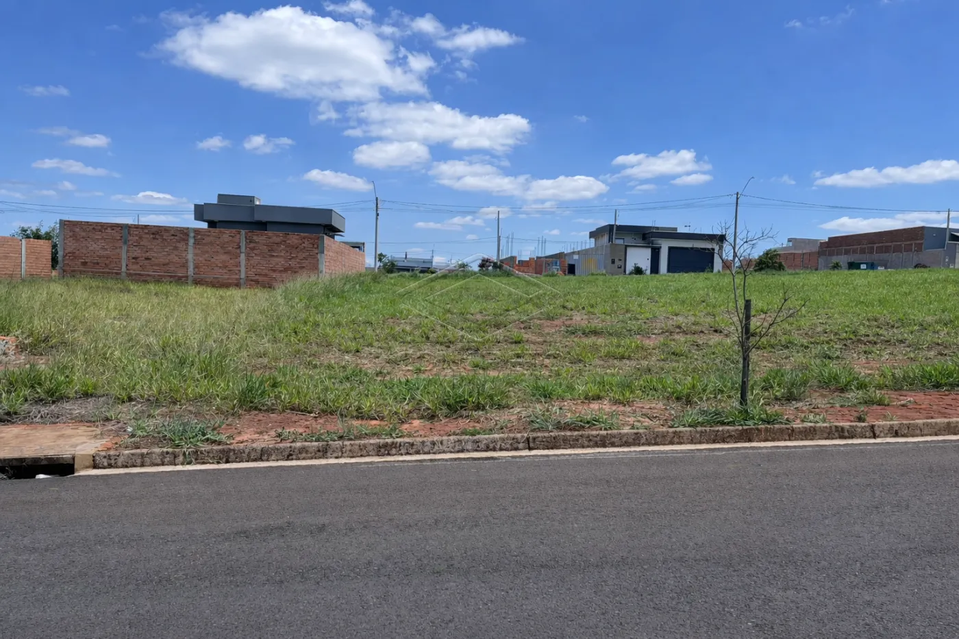 Comprar Terreno / Padr&atilde;o em Len&ccedil;&oacute;is Paulista R$ 159.000,00 - Foto 1