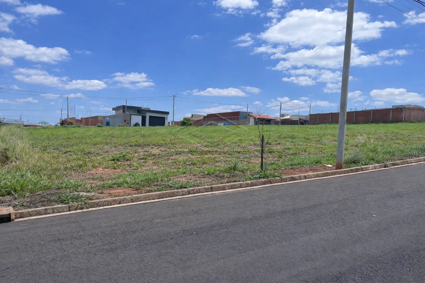 Comprar Terreno / Padr&atilde;o em Len&ccedil;&oacute;is Paulista R$ 159.000,00 - Foto 2