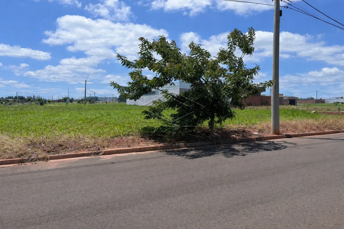 Comprar Terreno / Padr&atilde;o em Len&ccedil;&oacute;is Paulista R$ 233.000,00 - Foto 3