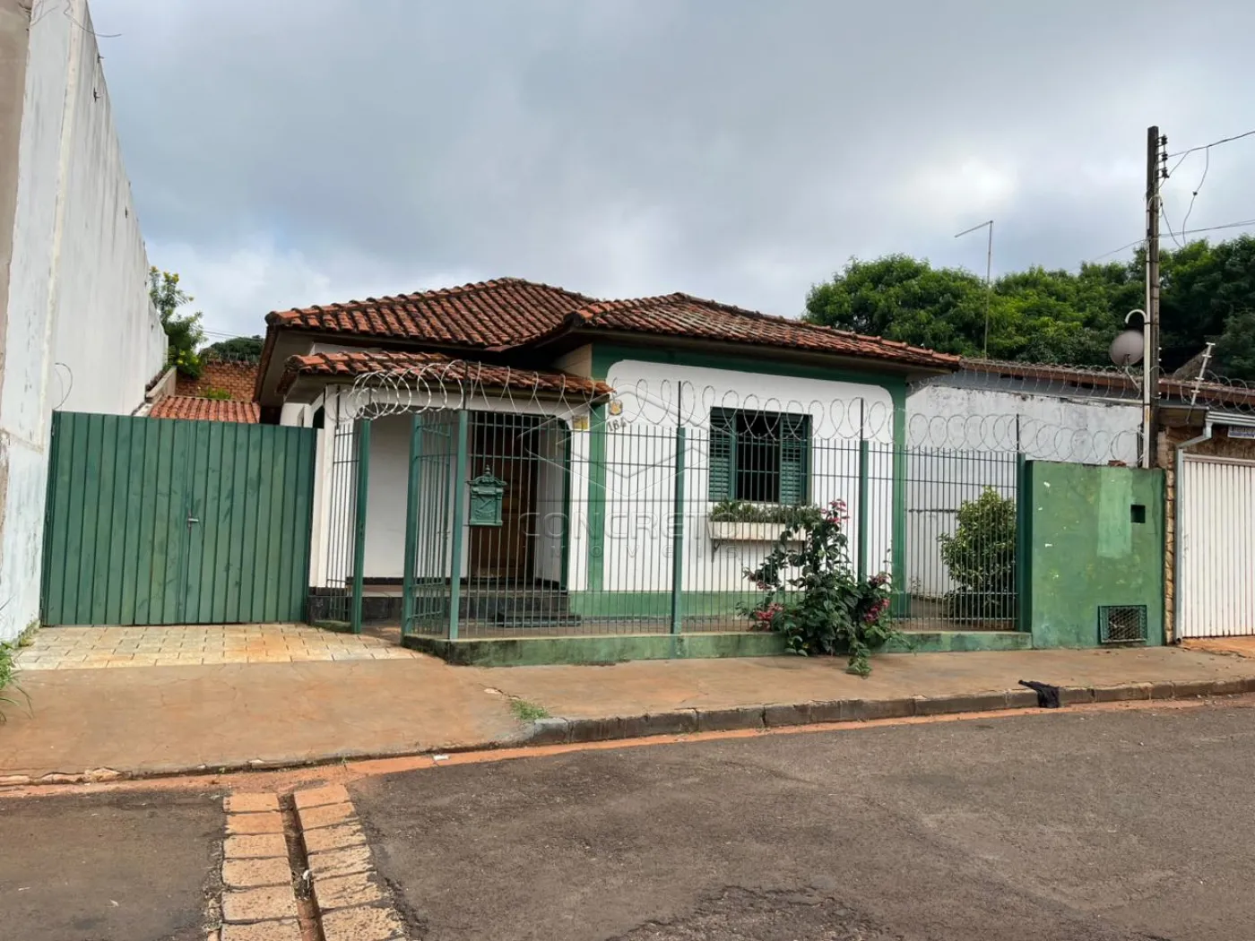 Comprar Casa / Padr&atilde;o em Len&ccedil;&oacute;is Paulista R$ 200.000,00 - Foto 1