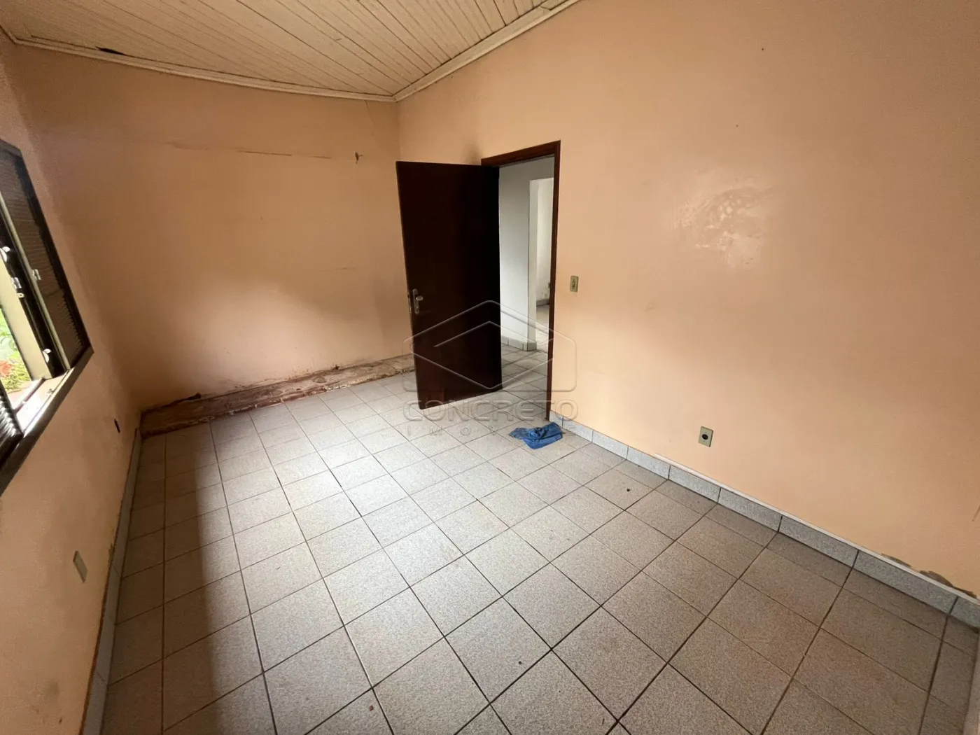 Comprar Casa / Padr&atilde;o em Len&ccedil;&oacute;is Paulista R$ 200.000,00 - Foto 4