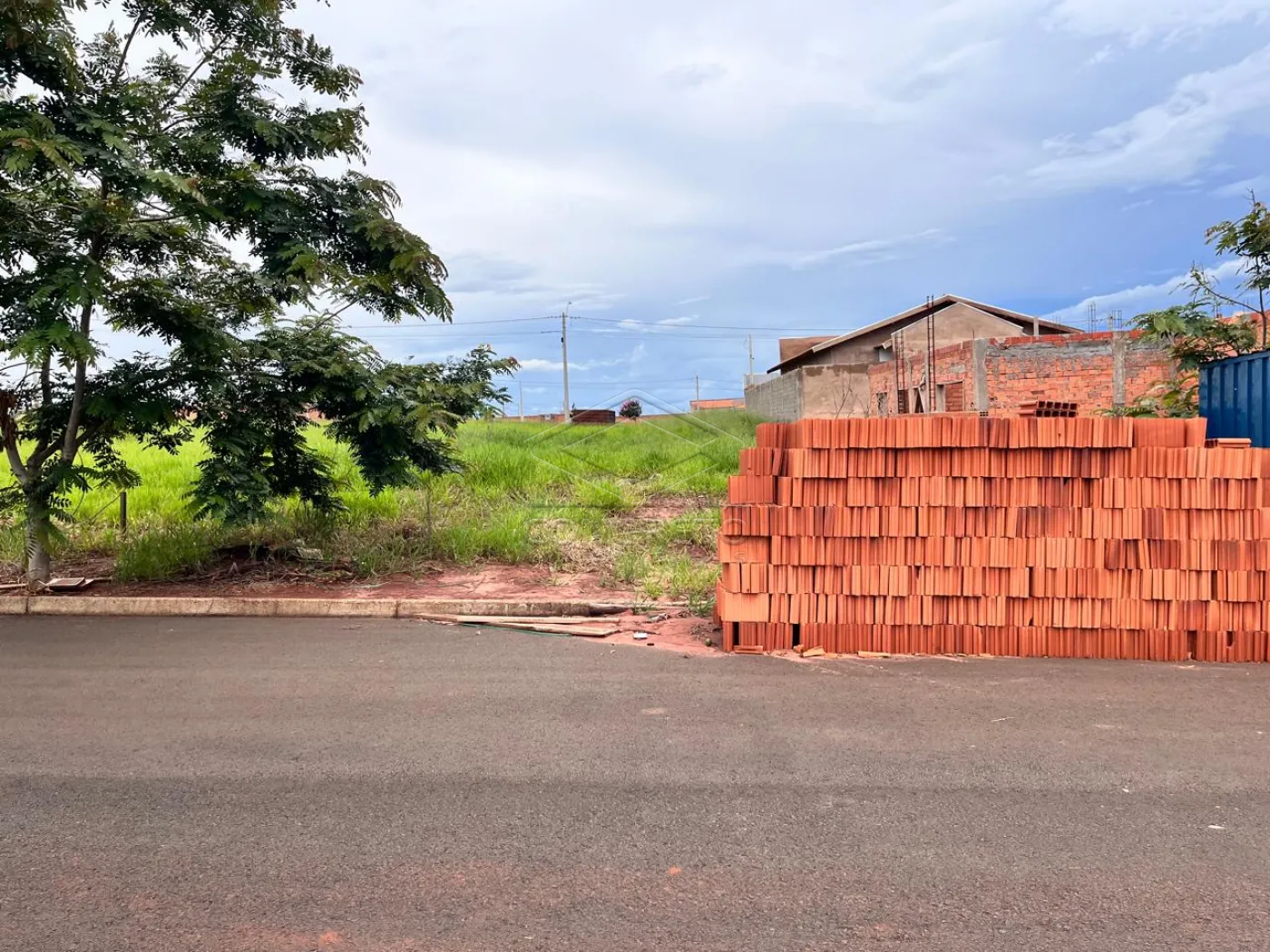 Comprar Terreno / Padr&atilde;o em Len&ccedil;&oacute;is Paulista R$ 139.000,00 - Foto 1
