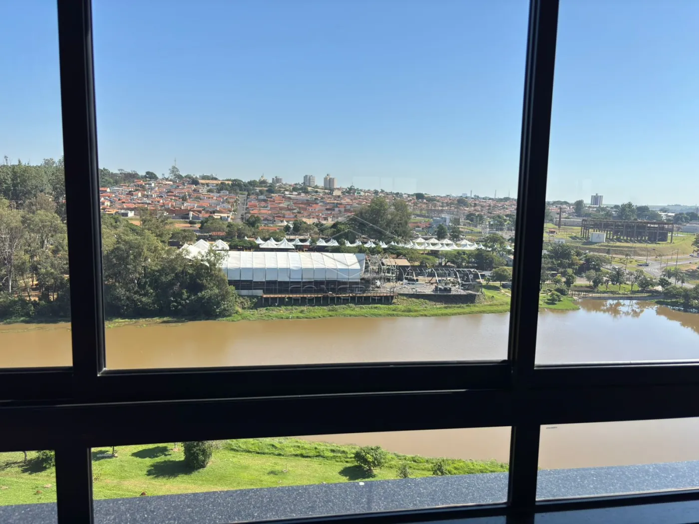 Alugar Apartamento / Mobiliado em Len&ccedil;&oacute;is Paulista R$ 4.000,00 - Foto 3
