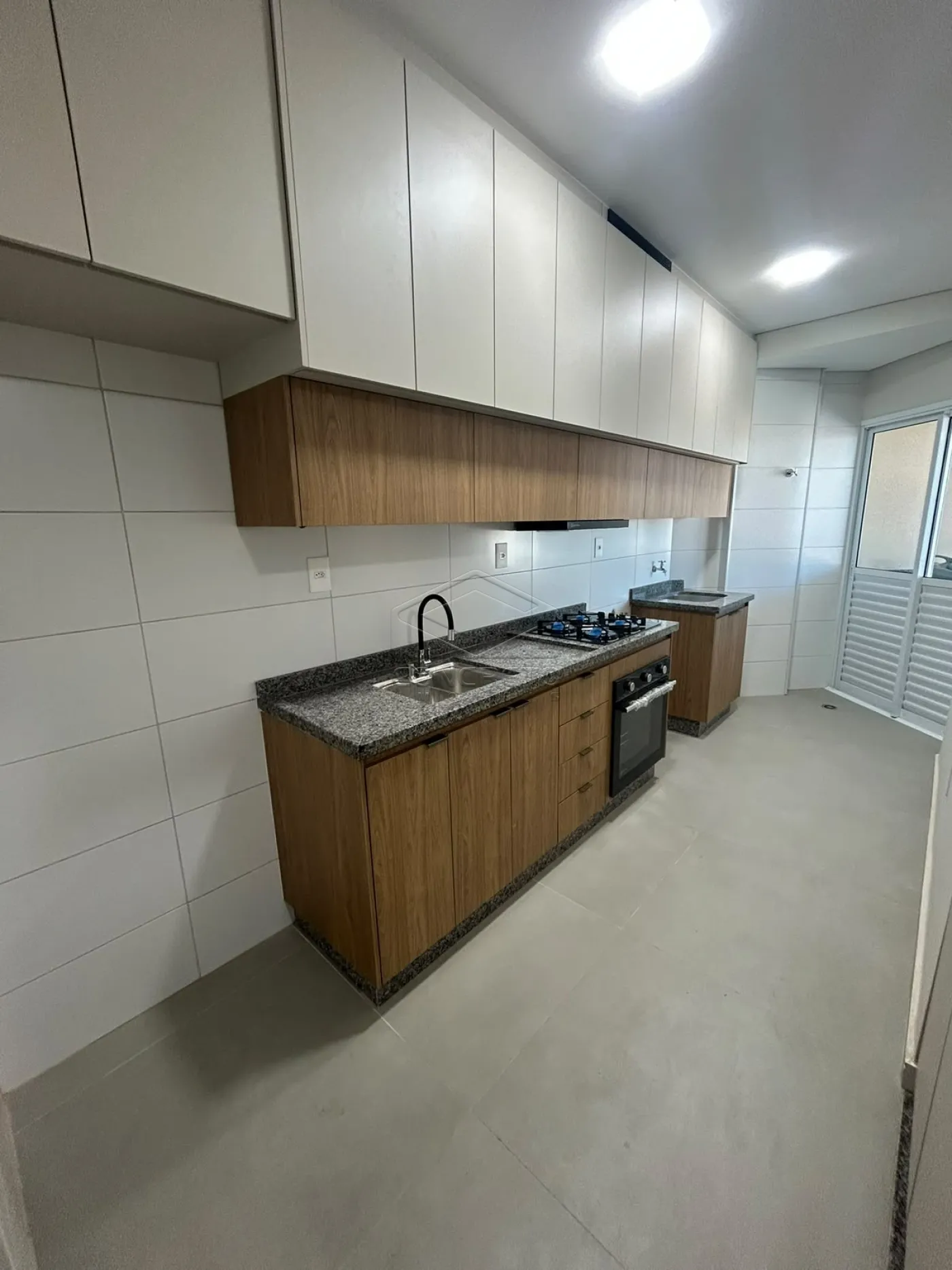 Alugar Apartamento / Padr&atilde;o em Len&ccedil;&oacute;is Paulista R$ 3.600,00 - Foto 2