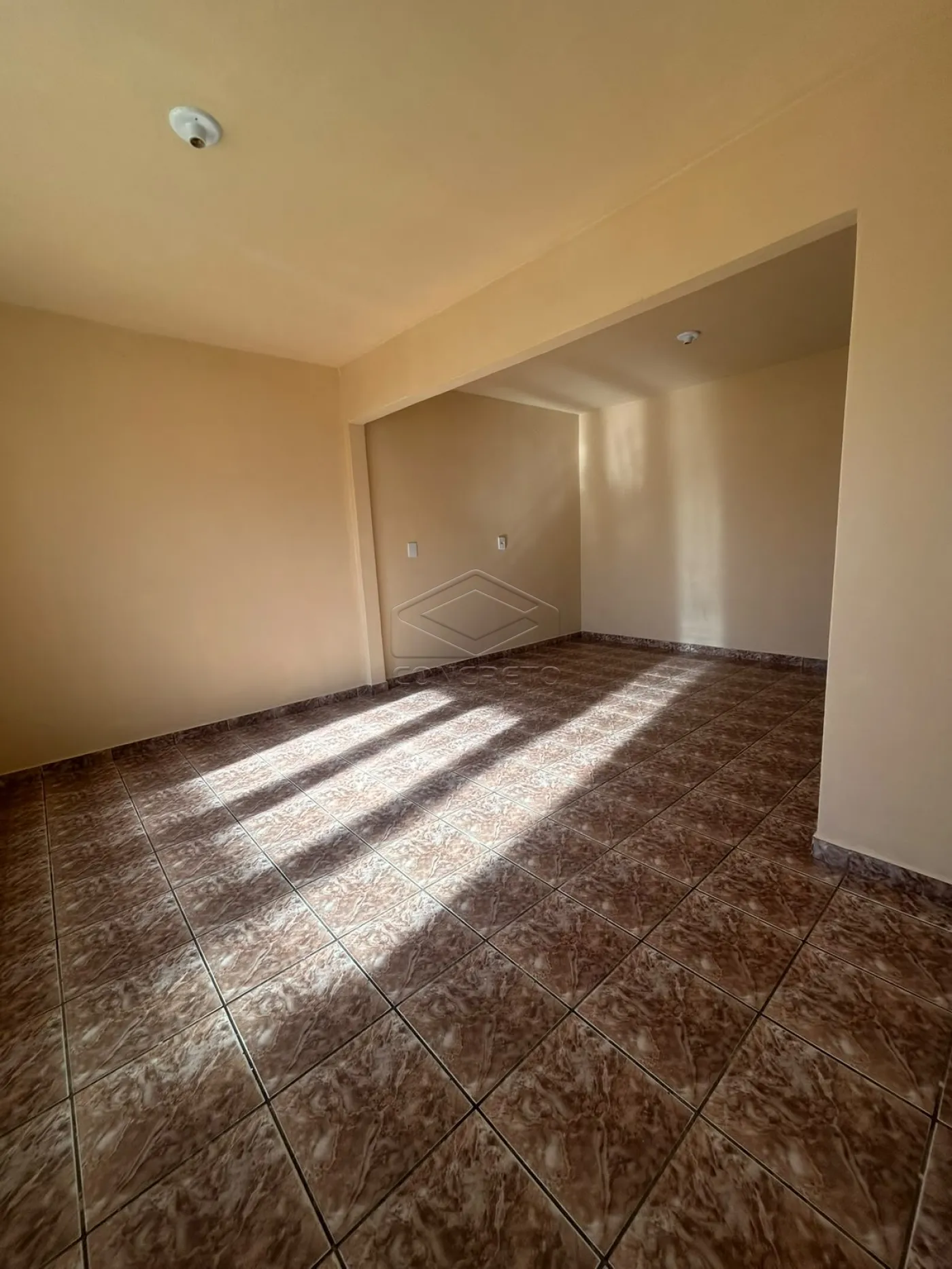Alugar Casa / Padr&atilde;o em Len&ccedil;&oacute;is Paulista R$ 2.000,00 - Foto 1