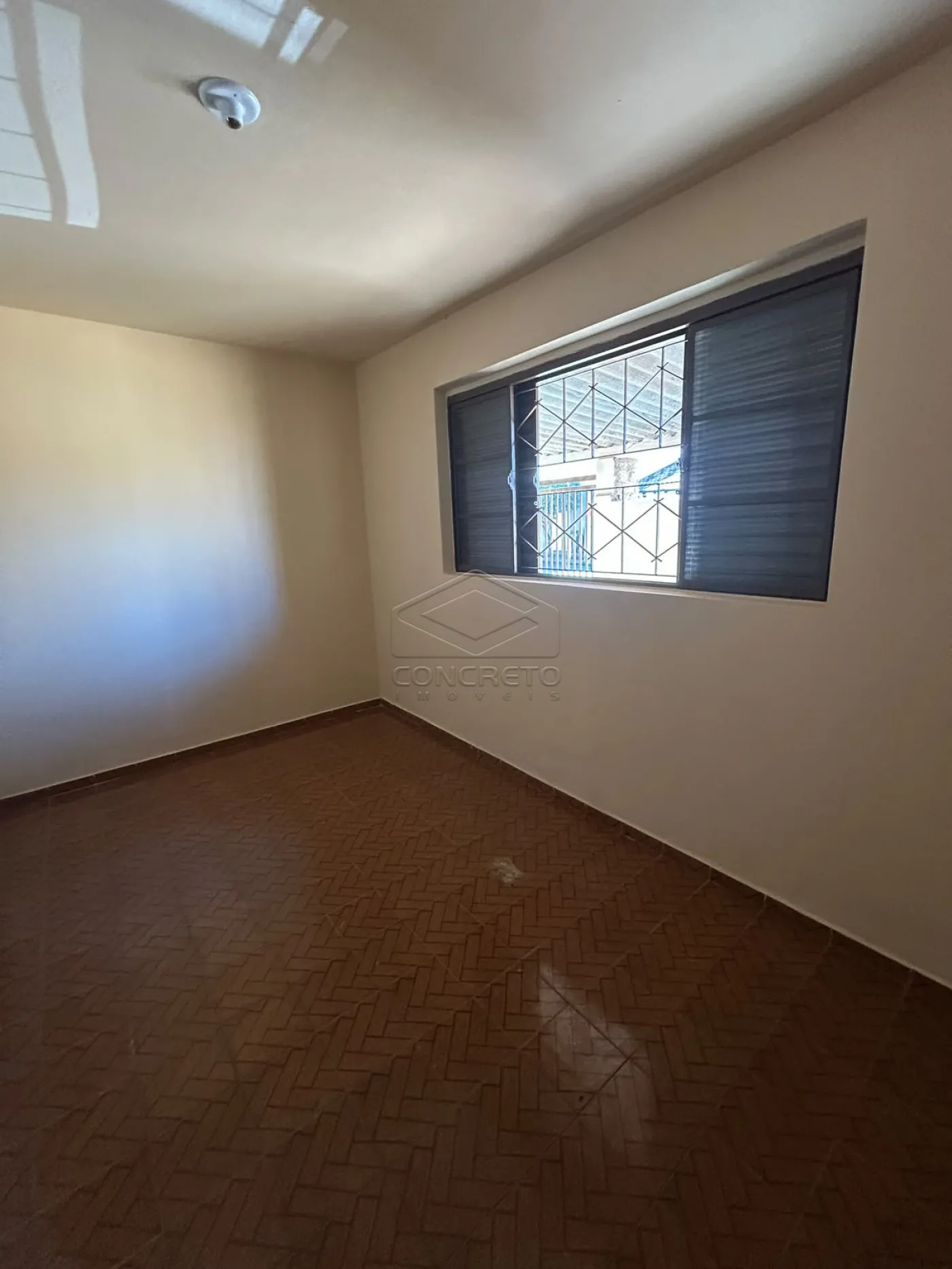 Alugar Casa / Padr&atilde;o em Len&ccedil;&oacute;is Paulista R$ 2.000,00 - Foto 5
