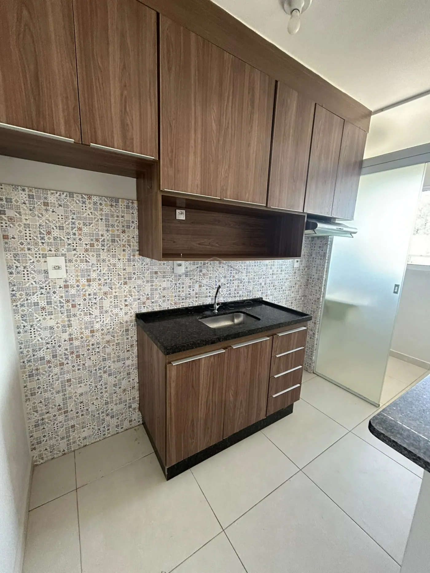Alugar Apartamento / Padr&atilde;o em Len&ccedil;&oacute;is Paulista R$ 1.700,00 - Foto 1