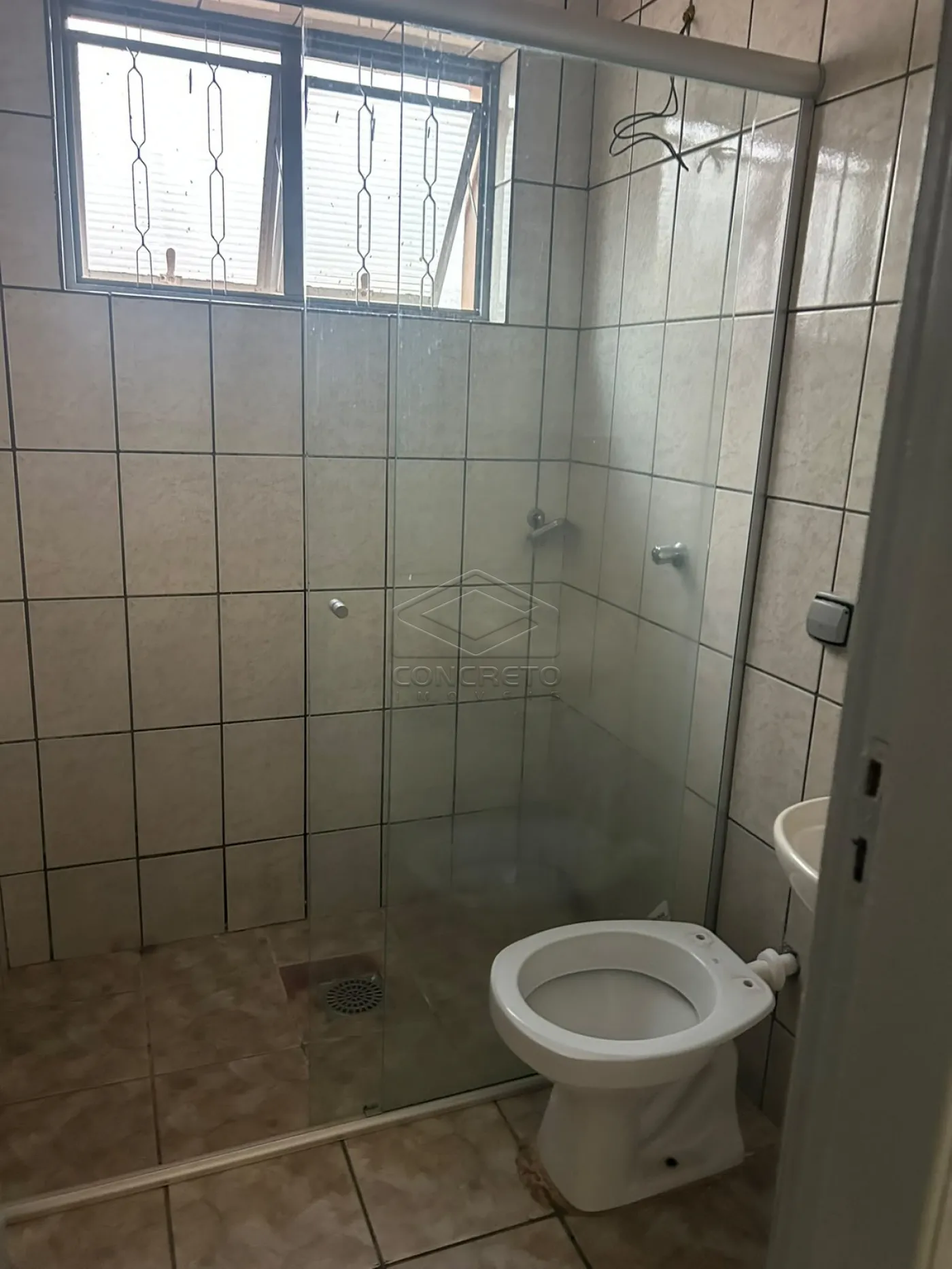 Alugar Casa / Padr&atilde;o em Len&ccedil;&oacute;is Paulista R$ 1.600,00 - Foto 2