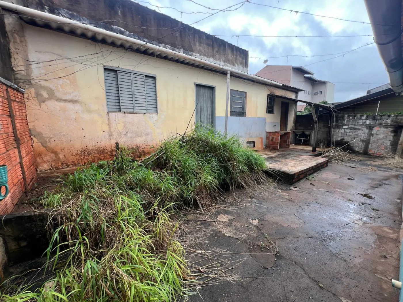 Comprar Casa / Padr&atilde;o em Len&ccedil;&oacute;is Paulista R$ 250.000,00 - Foto 1