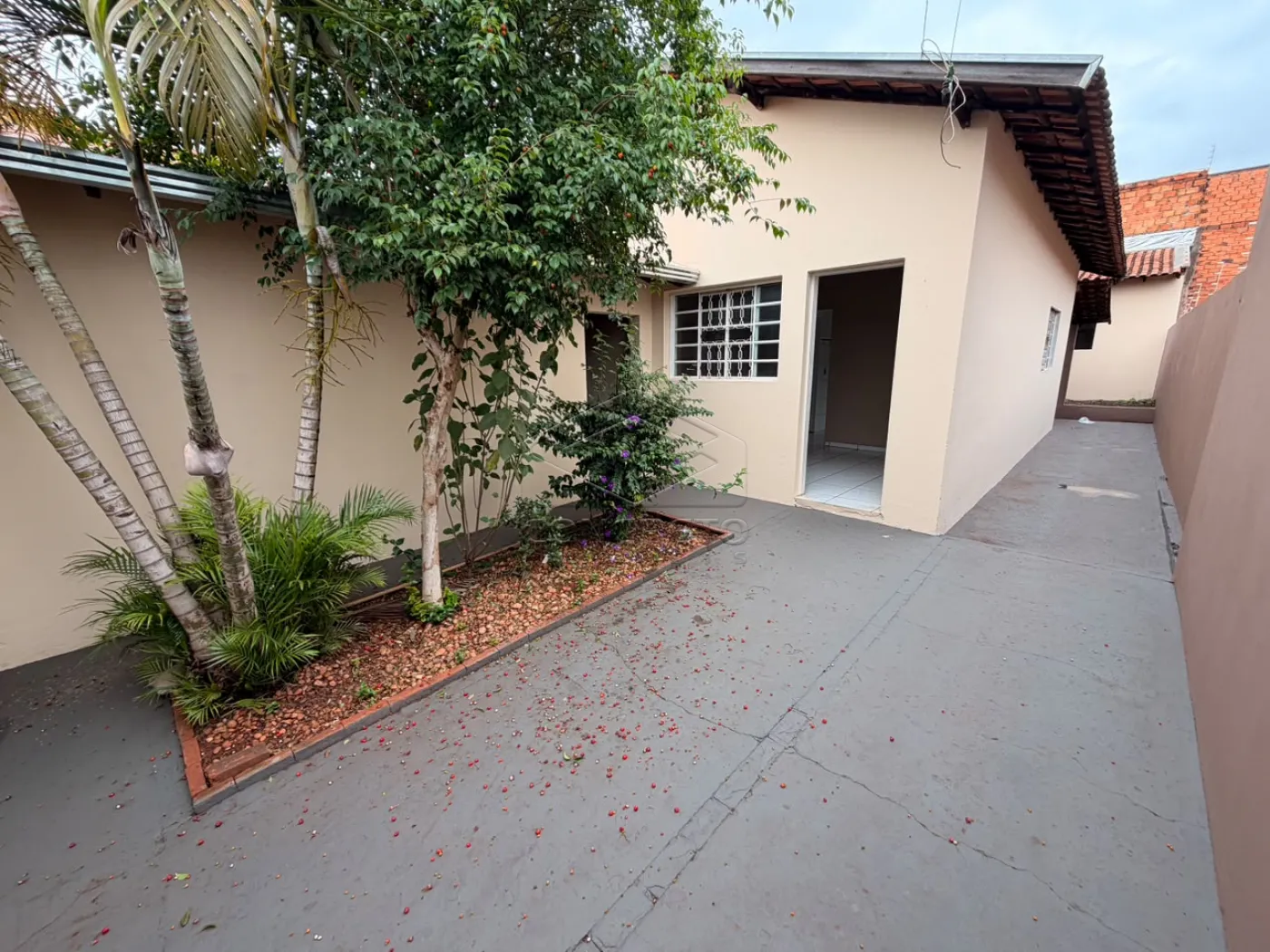 Comprar Casa / Padr&atilde;o em Len&ccedil;&oacute;is Paulista R$ 380.000,00 - Foto 1