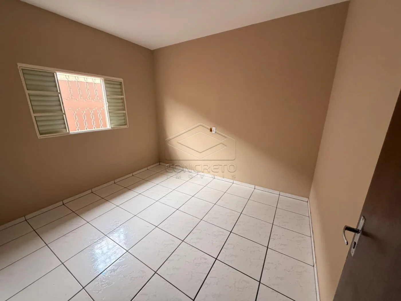 Comprar Casa / Padr&atilde;o em Len&ccedil;&oacute;is Paulista R$ 380.000,00 - Foto 4