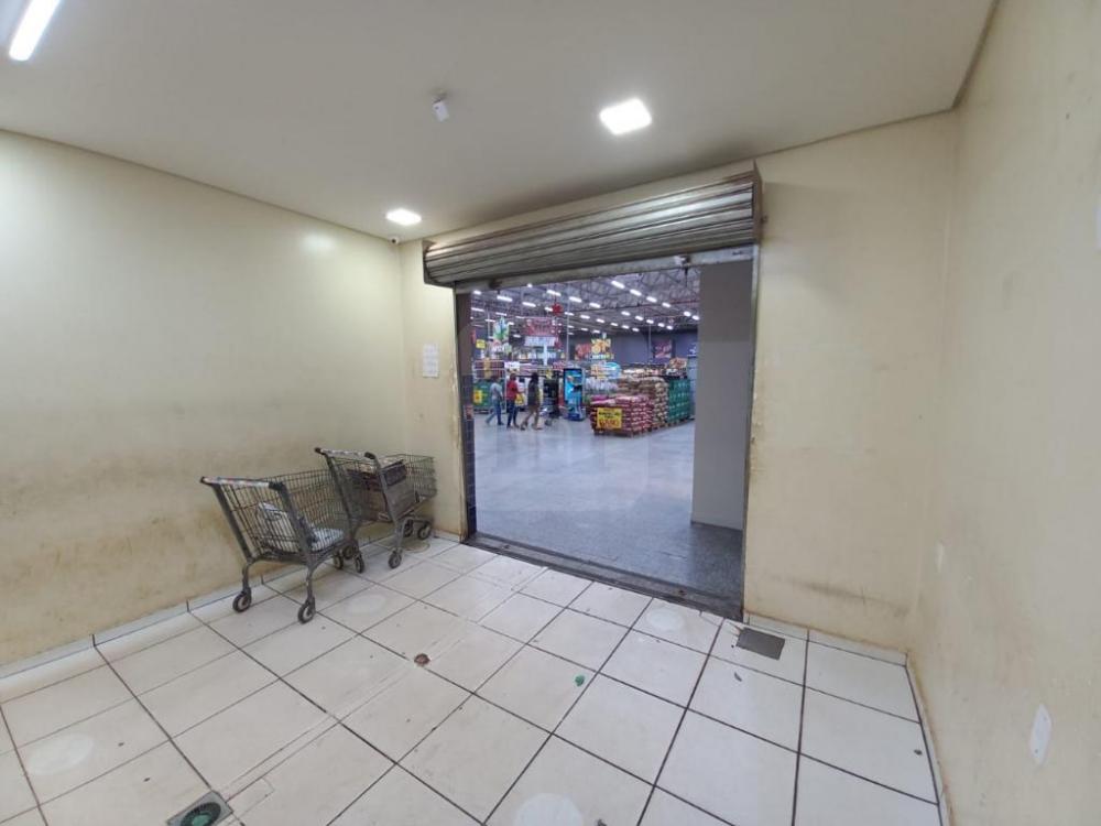 Alugar Comercial / Loja em Uberl&acirc;ndia R$ 3.300,00 - Foto 2