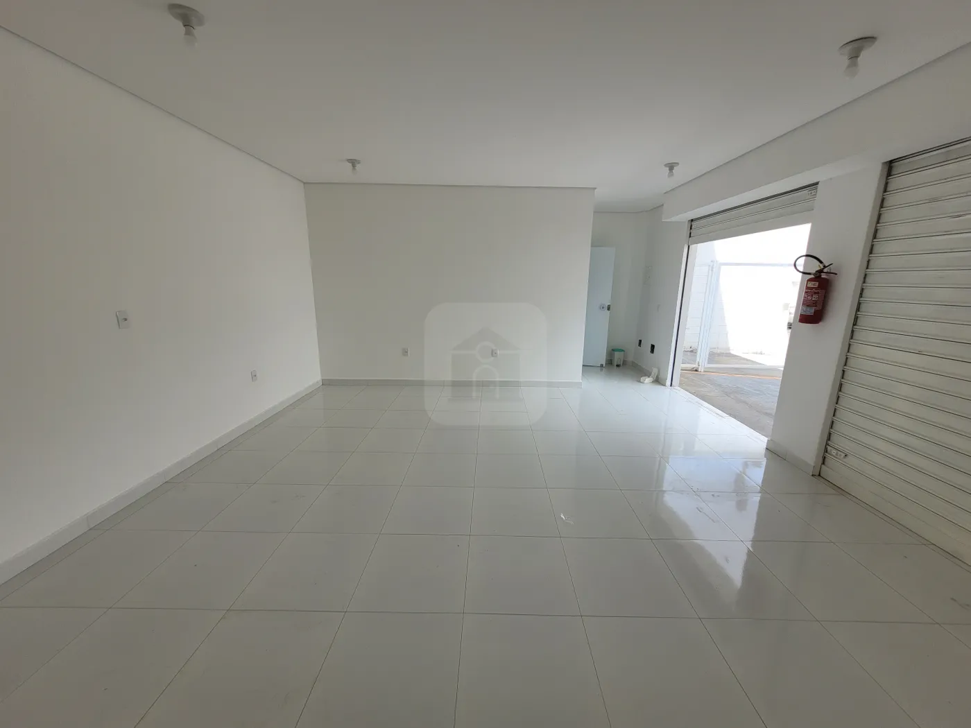 Alugar Comercial / Loja em Uberl&acirc;ndia R$ 2.400,00 - Foto 2