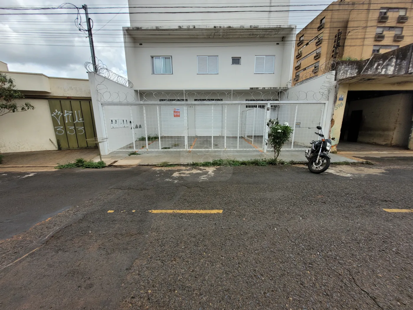Alugar Comercial / Loja em Uberl&acirc;ndia R$ 2.400,00 - Foto 1