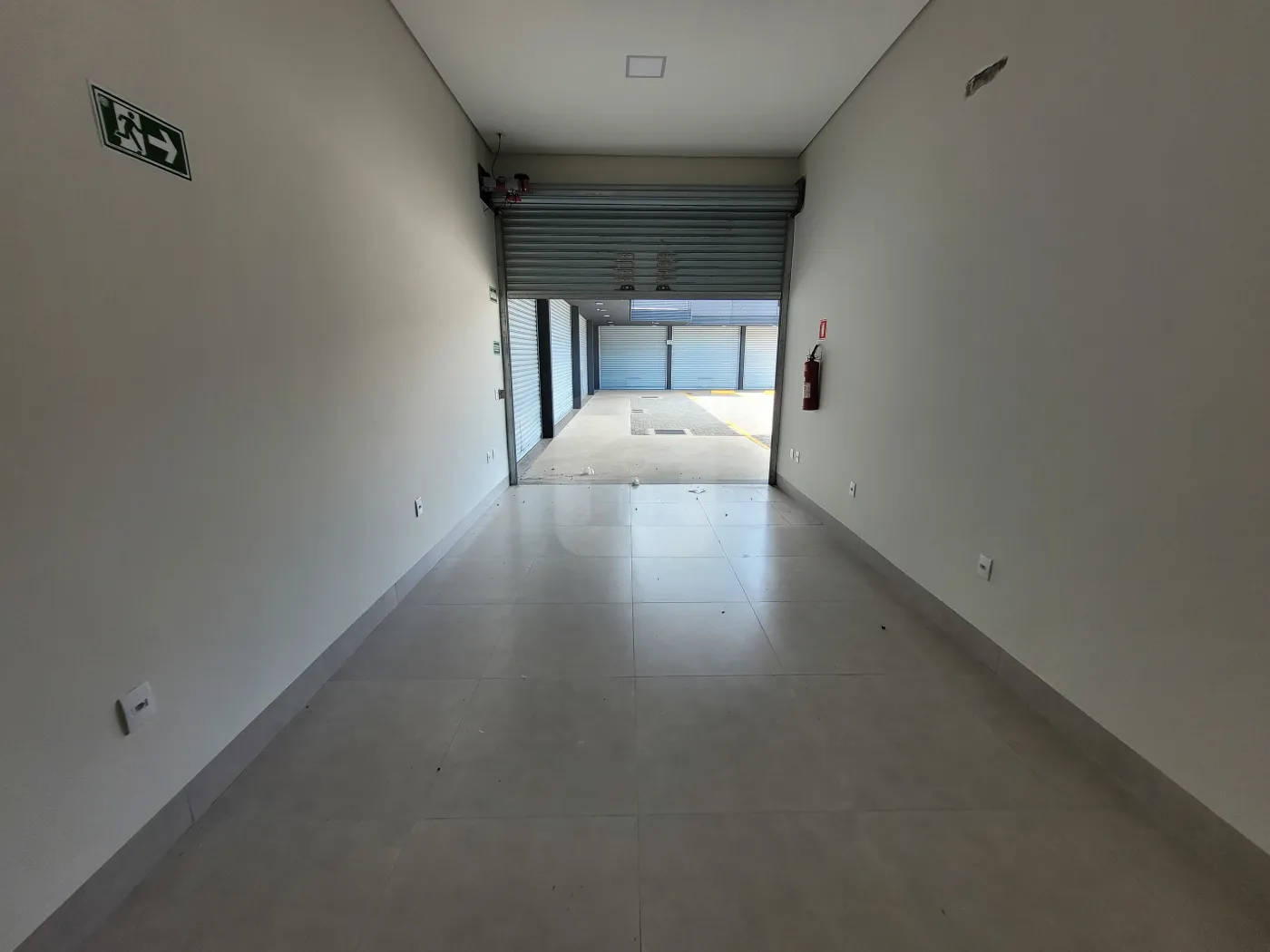 Alugar Comercial / Loja em Uberl&acirc;ndia R$ 1.800,00 - Foto 2