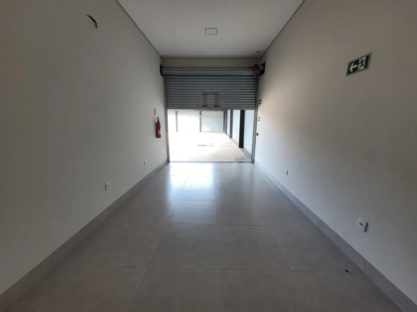 Alugar Comercial / Loja em Uberl&acirc;ndia R$ 1.800,00 - Foto 2