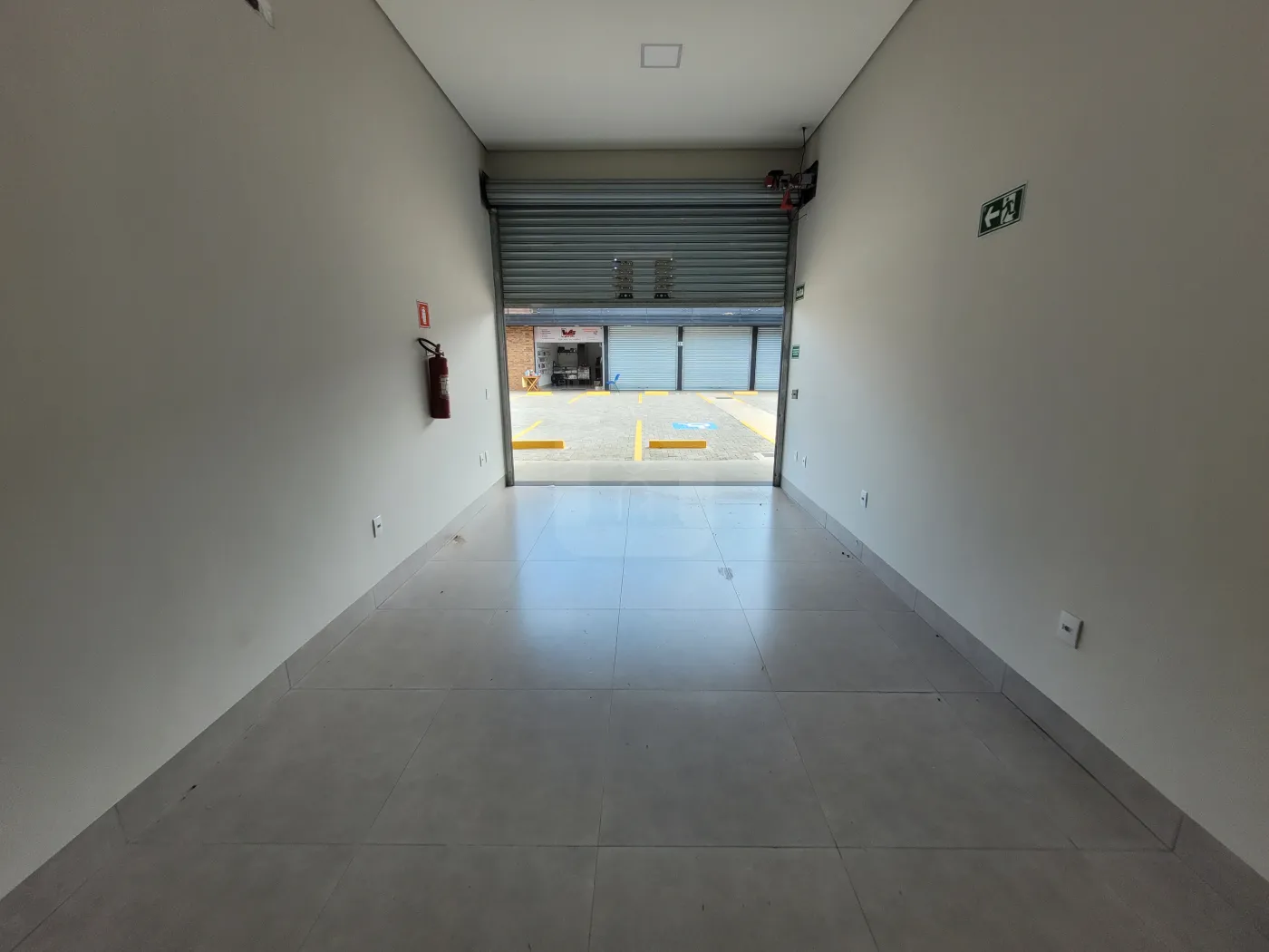 Alugar Comercial / Loja em Uberl&acirc;ndia R$ 1.800,00 - Foto 2