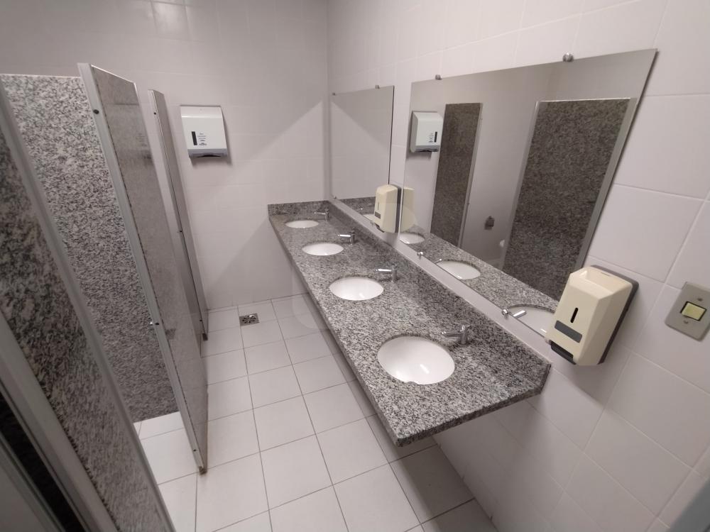 Alugar Comercial / Loja em Uberl&acirc;ndia R$ 24.000,00 - Foto 28