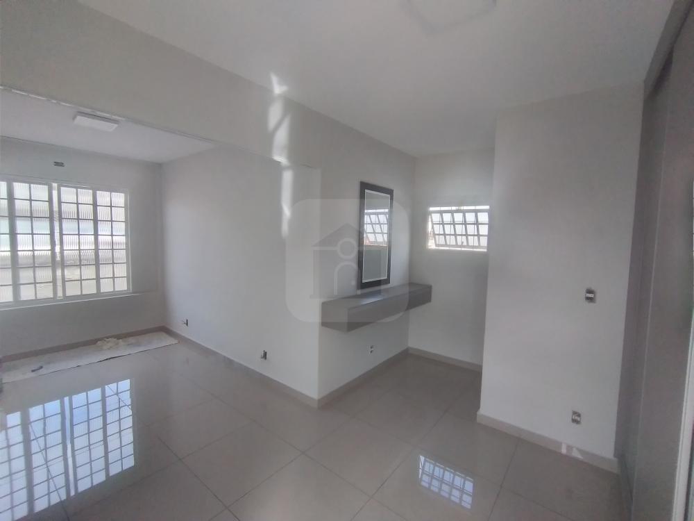Alugar Casa / Padr&atilde;o em Uberl&acirc;ndia R$ 1.700,00 - Foto 3