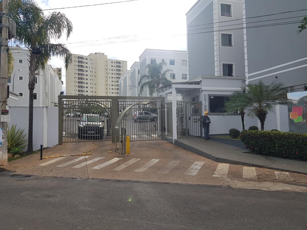 Alugar Apartamento / Padr&atilde;o em Uberl&acirc;ndia R$ 1.100,00 - Foto 1