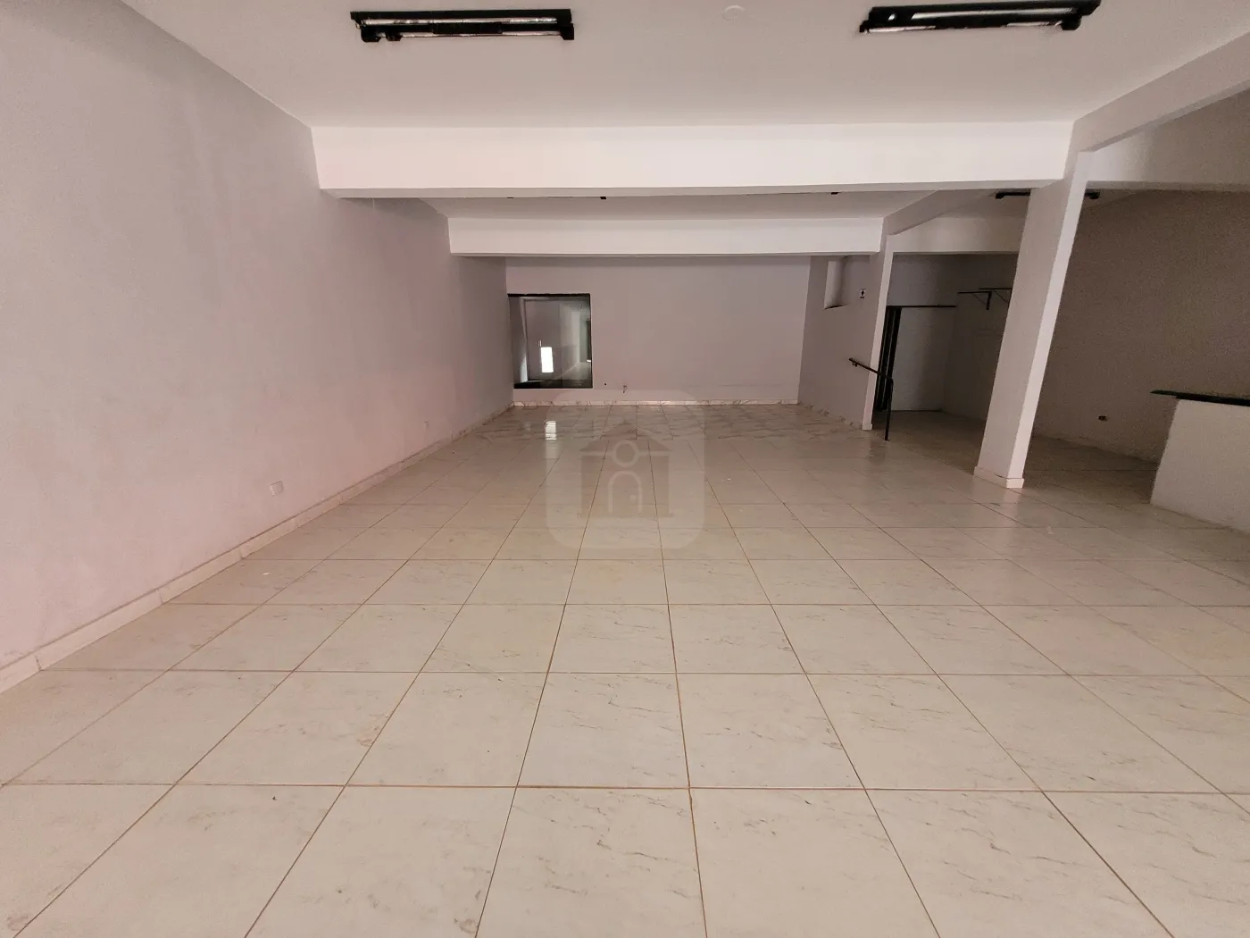 Alugar Comercial / Loja em Uberl&acirc;ndia R$ 3.300,00 - Foto 2