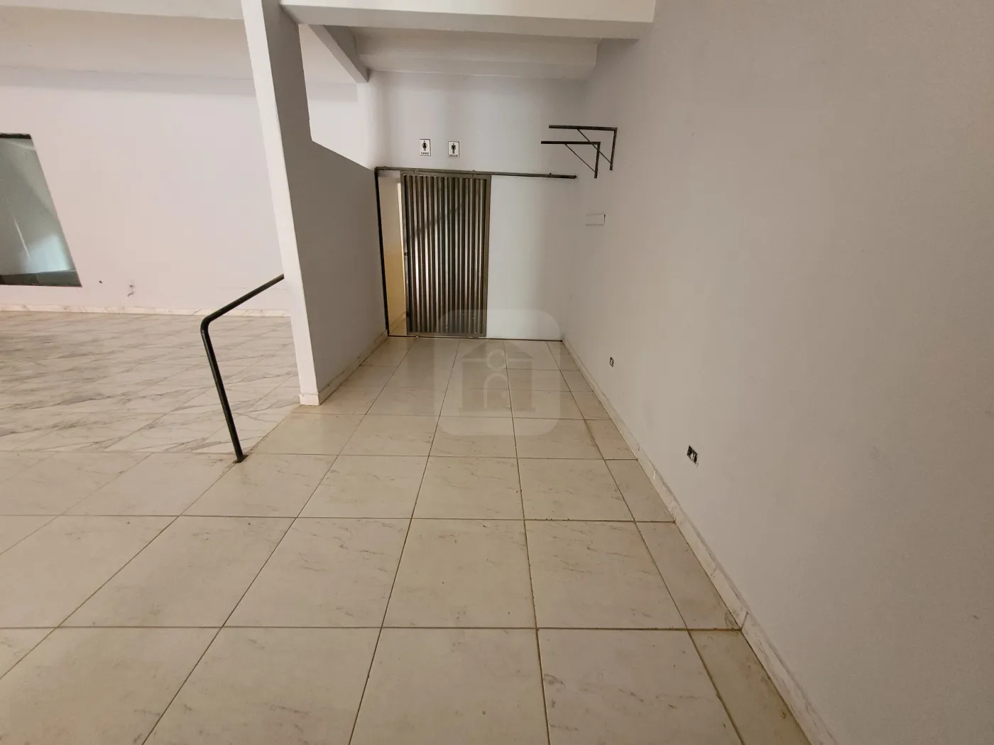 Alugar Comercial / Loja em Uberl&acirc;ndia R$ 3.300,00 - Foto 4