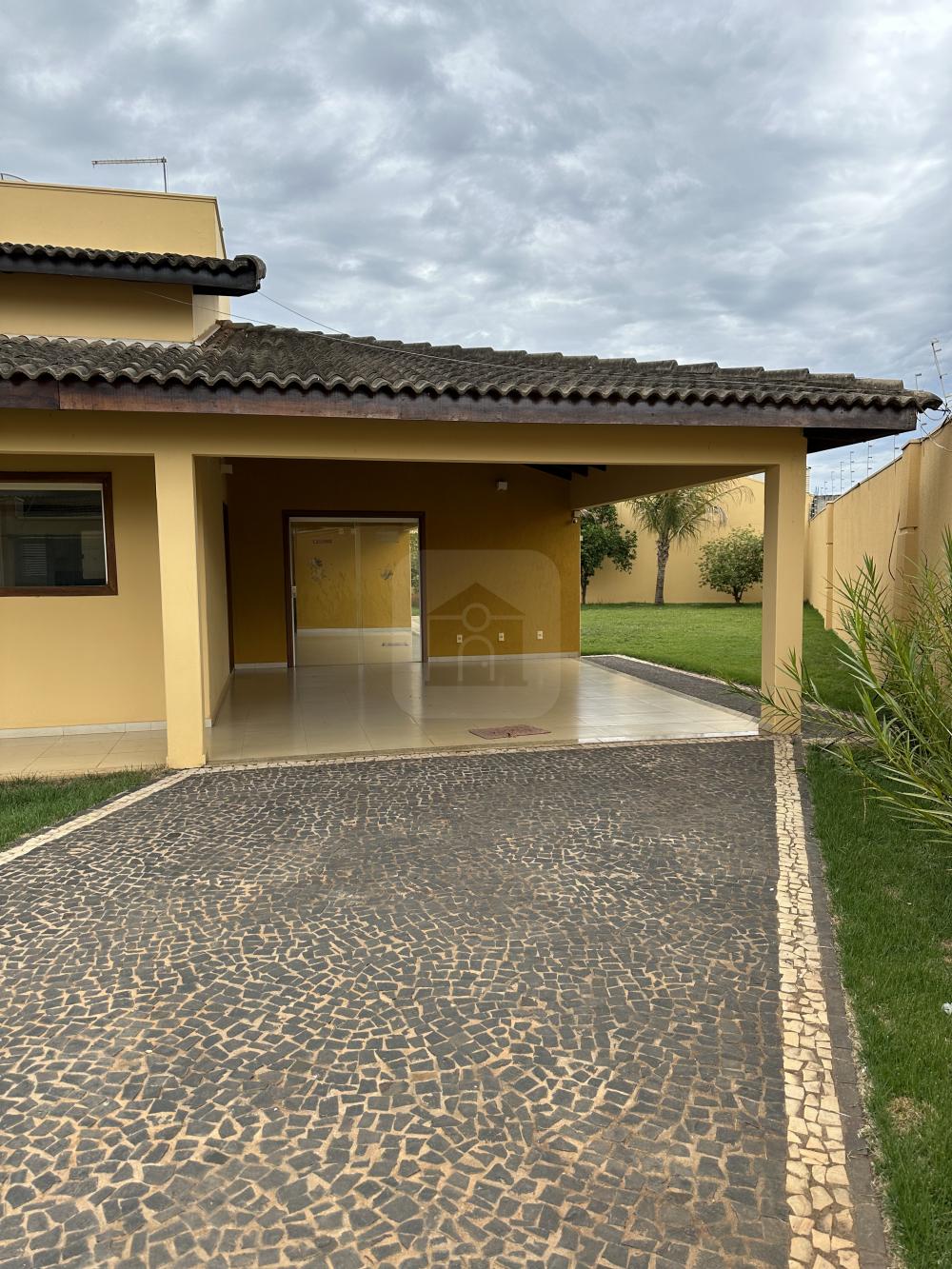 Alugar Casa / Padr&atilde;o em Araguari R$ 3.000,00 - Foto 2