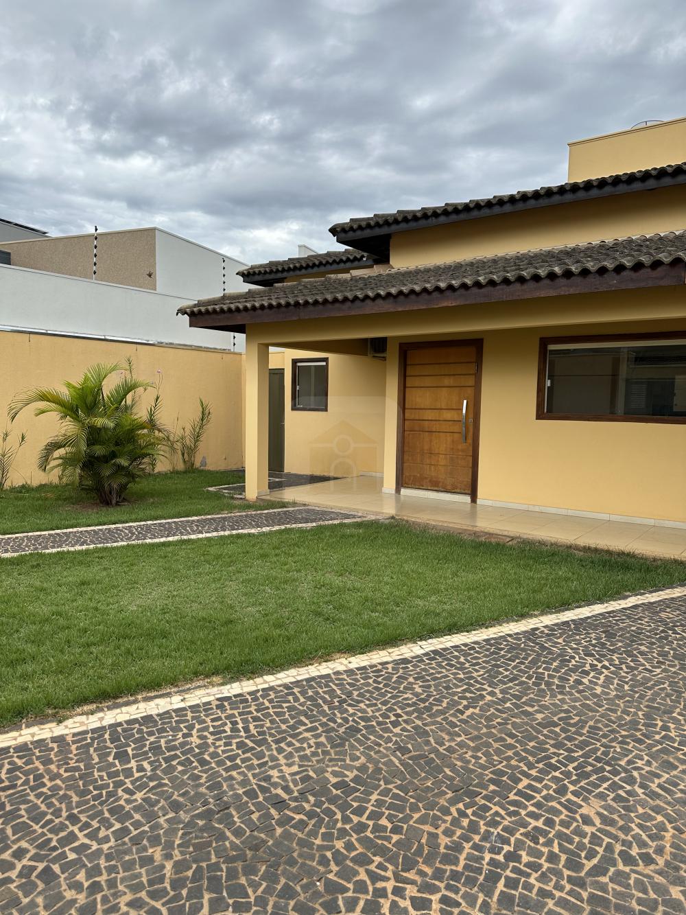 Alugar Casa / Padr&atilde;o em Araguari R$ 3.000,00 - Foto 3