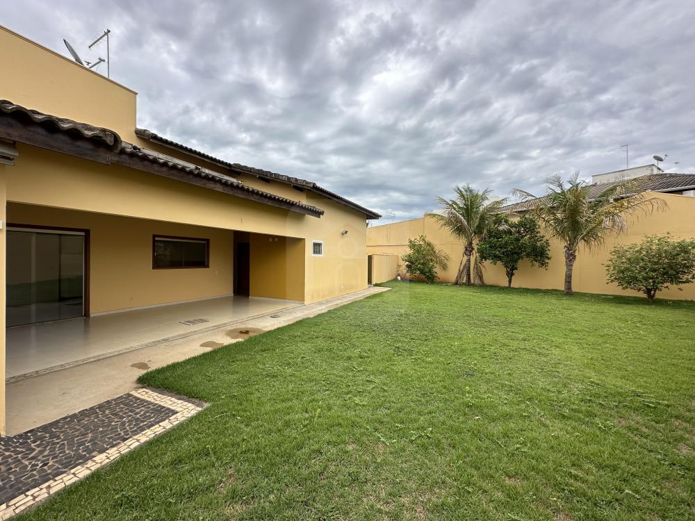 Alugar Casa / Padr&atilde;o em Araguari R$ 3.000,00 - Foto 4