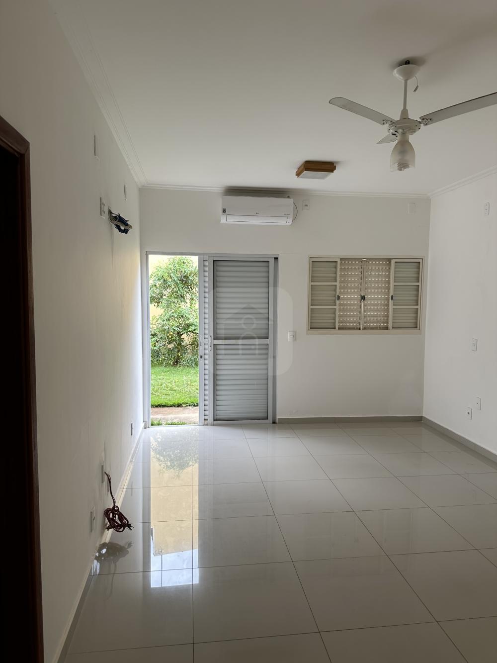 Alugar Casa / Padr&atilde;o em Araguari R$ 3.000,00 - Foto 6