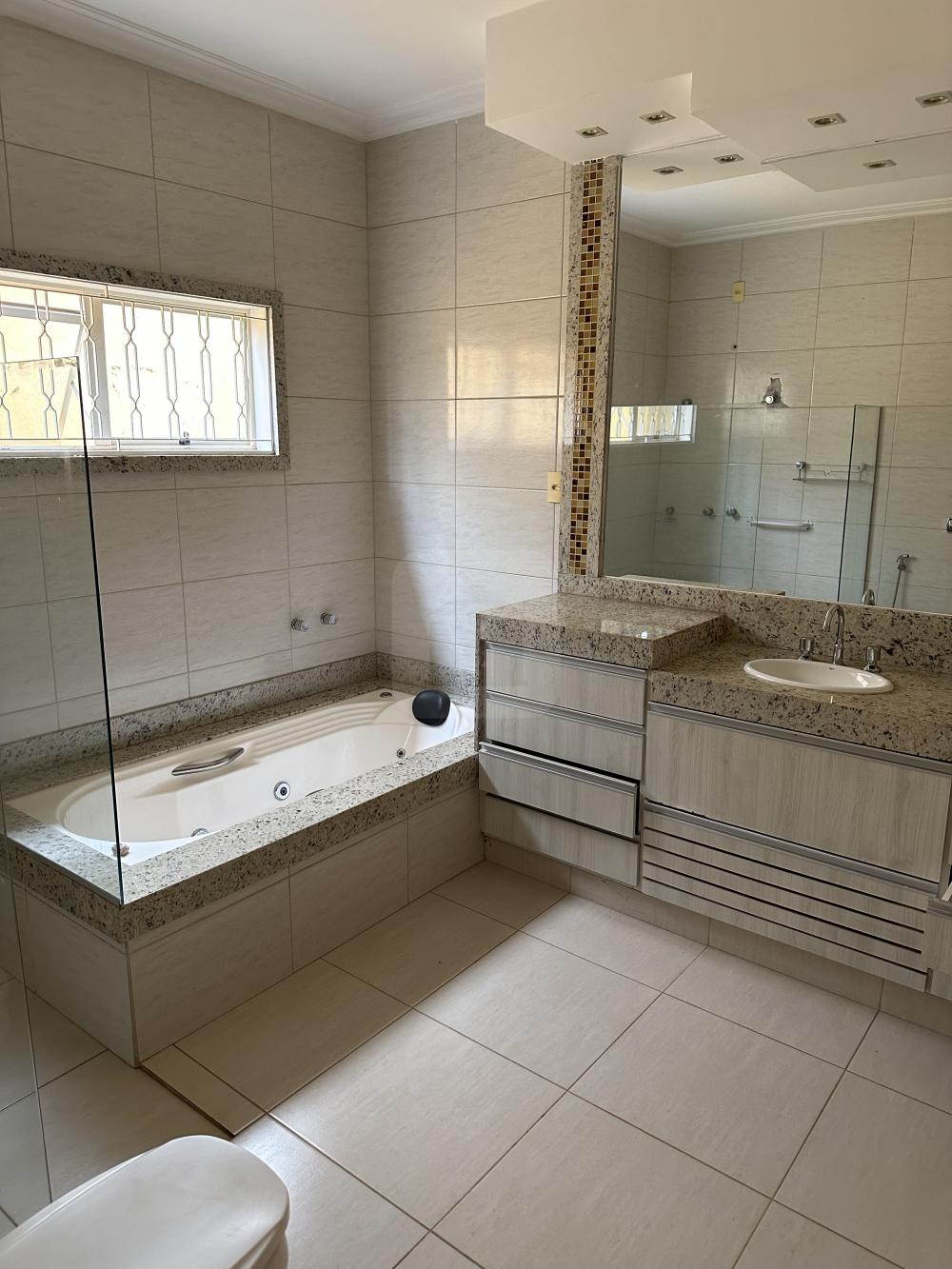 Alugar Casa / Padr&atilde;o em Araguari R$ 3.000,00 - Foto 12