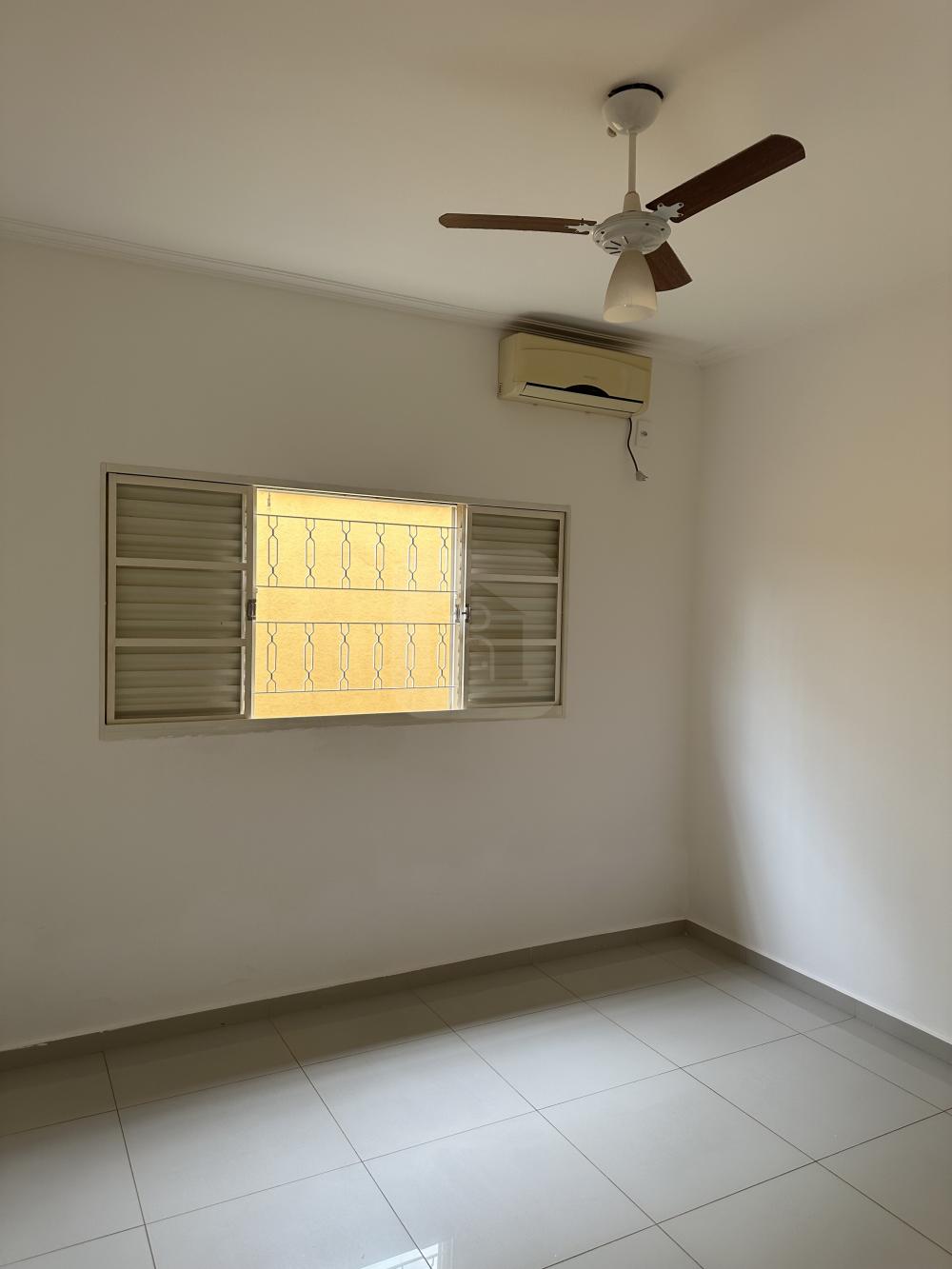 Alugar Casa / Padr&atilde;o em Araguari R$ 3.000,00 - Foto 10