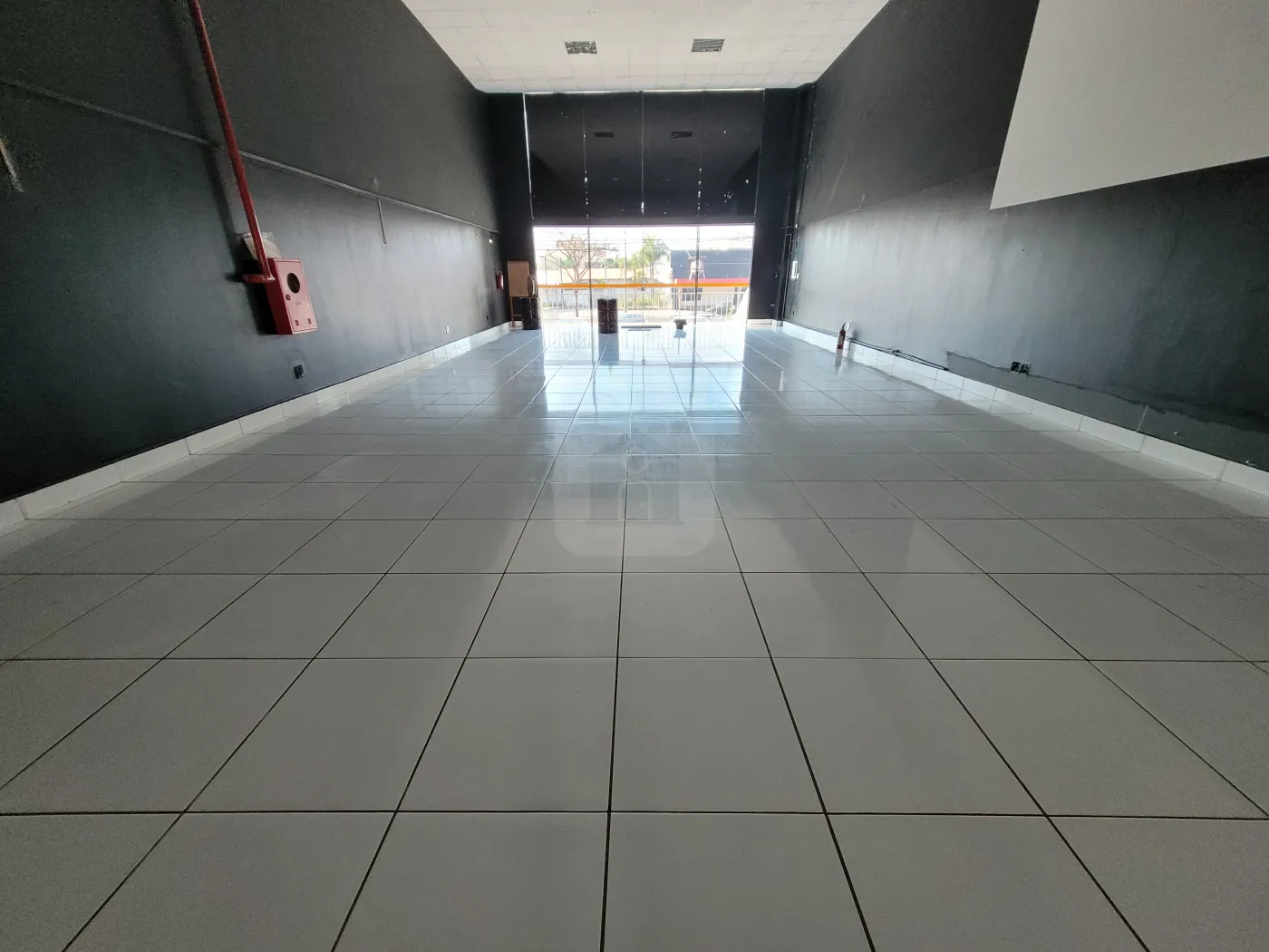 Alugar Comercial / Loja em Uberl&acirc;ndia R$ 15.000,00 - Foto 3