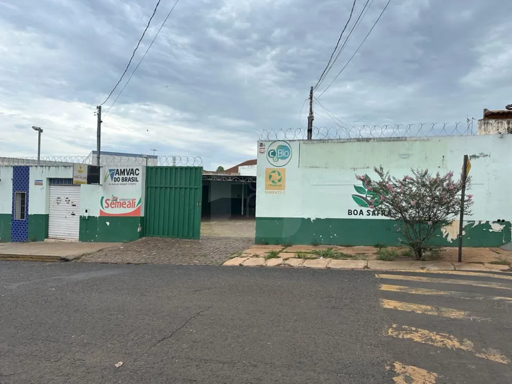 Alugar Comercial / Galp&atilde;o em Araguari R$ 15.000,00 - Foto 1