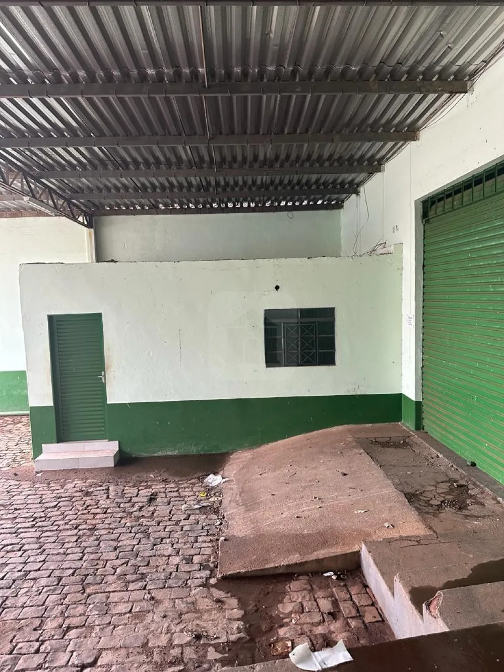 Alugar Comercial / Galp&atilde;o em Araguari R$ 15.000,00 - Foto 4