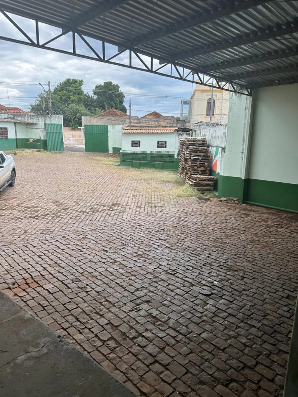 Alugar Comercial / Galp&atilde;o em Araguari R$ 15.000,00 - Foto 5