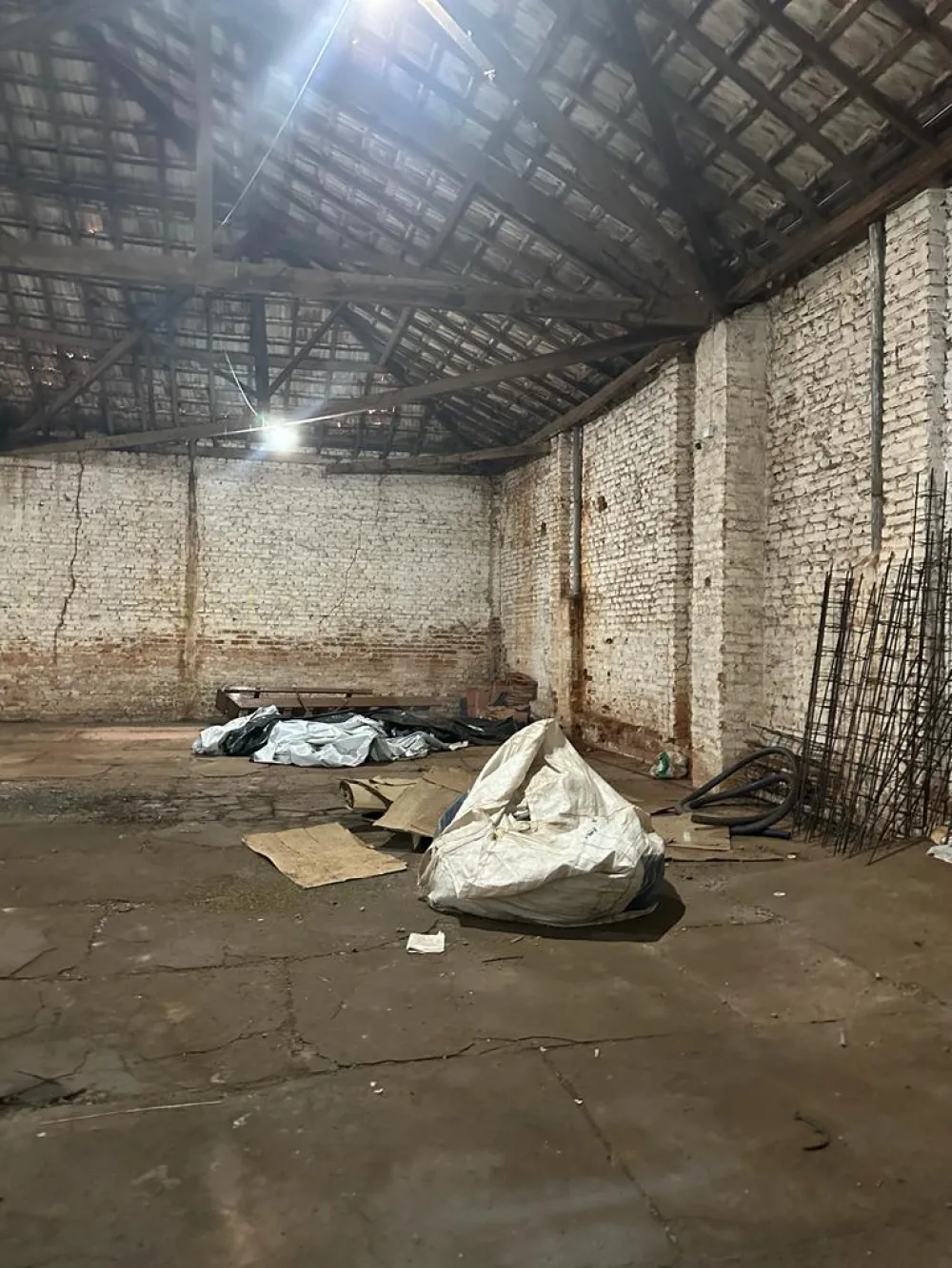 Alugar Comercial / Galp&atilde;o em Araguari R$ 15.000,00 - Foto 9