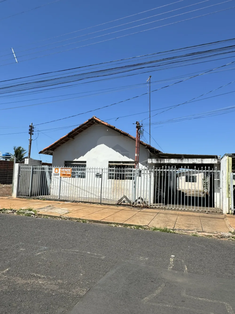 Comprar Casa / Padr&atilde;o em Araguari R$ 200.000,00 - Foto 1