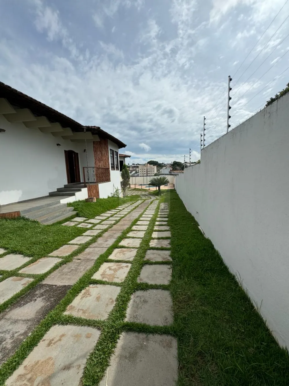 Alugar Casa / Padr&atilde;o em Araguari R$ 6.000,00 - Foto 2