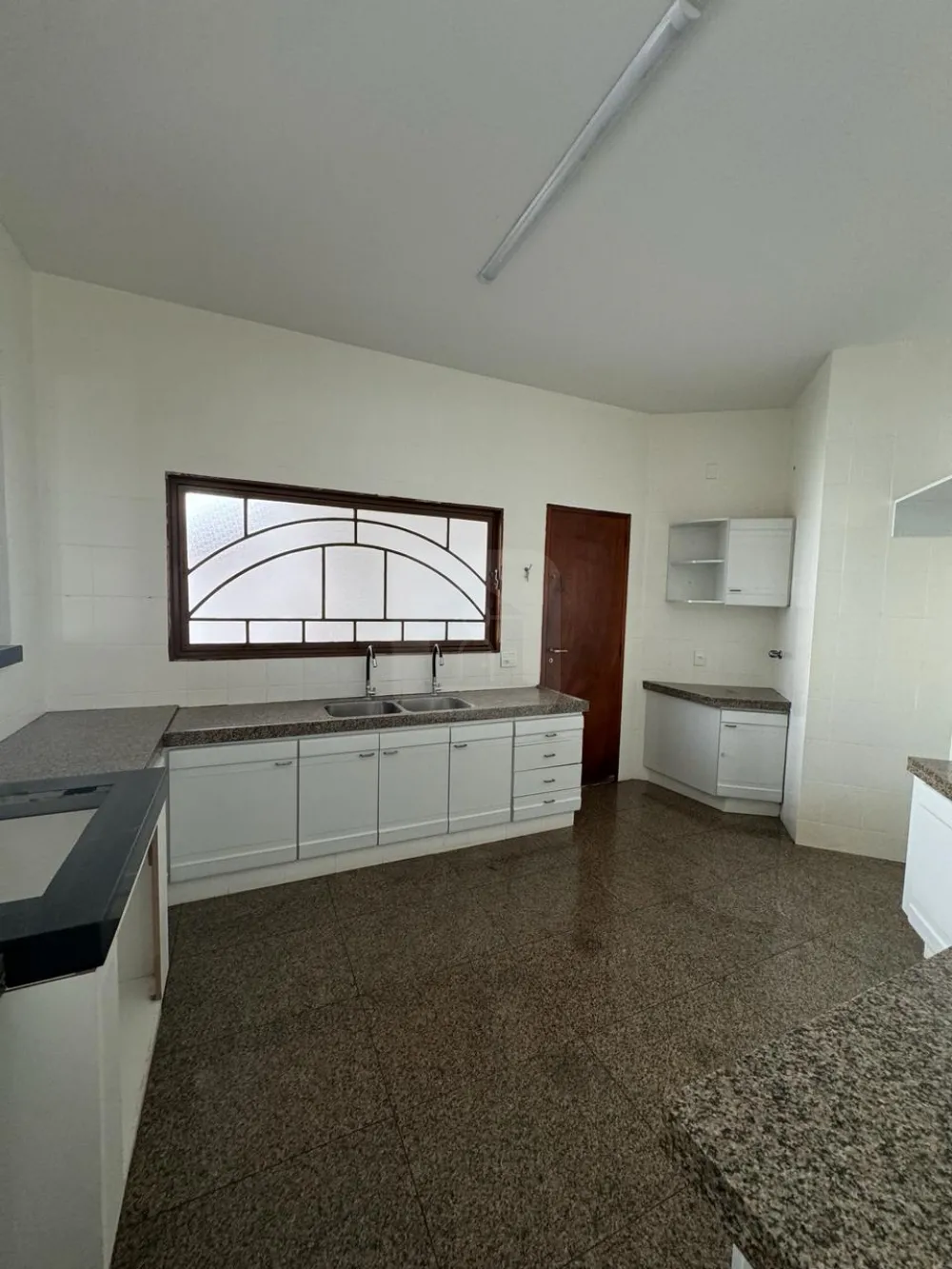 Alugar Casa / Padr&atilde;o em Araguari R$ 6.000,00 - Foto 9