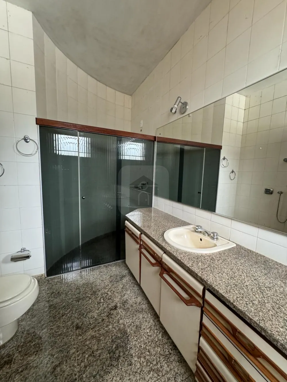 Alugar Casa / Padr&atilde;o em Araguari R$ 6.000,00 - Foto 22