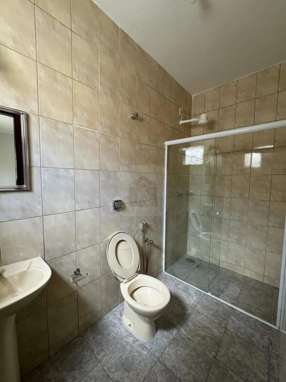 Alugar Casa / Padr&atilde;o em Araguari R$ 1.400,00 - Foto 5