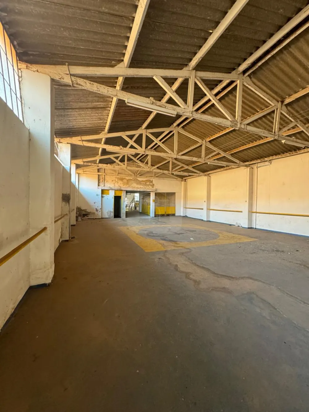 Alugar Comercial / Galp&atilde;o em Araguari R$ 5.000,00 - Foto 11