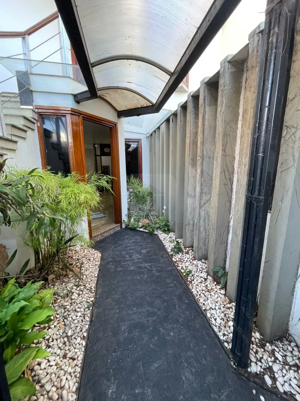 Alugar Comercial / Sala Comercial em Araguari R$ 5.000,00 - Foto 1